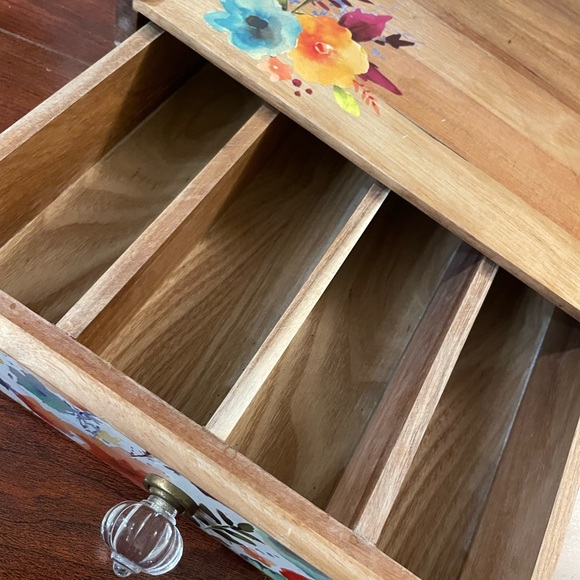 Pioneer woman, K cup holder, paintbrush or crafts organizer.  Airbnb - Picture 11 of 11